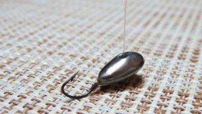 Как правильно привязать мормышку на зимнюю удочку: с ушком и без