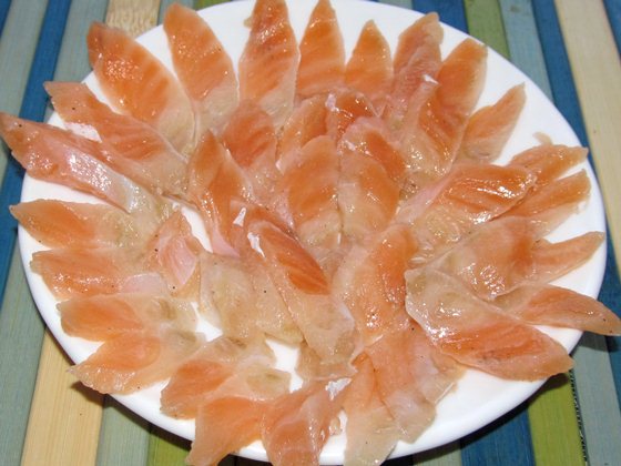 Как посолить форель дома с солью и сахаром