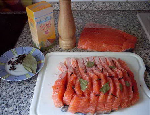 Как посолить форель дома с солью и сахаром