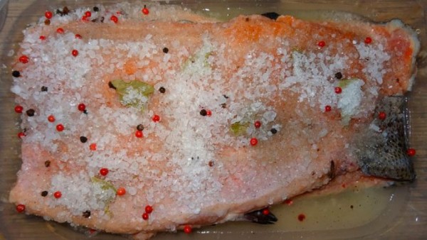 Как посолить форель дома с солью и сахаром