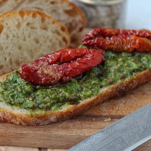 Делюсь очень вкусным рецептом соуса как для салатов так и для бутербродов с цельнозерноаым ( или не цельнозерновым) хлебом.