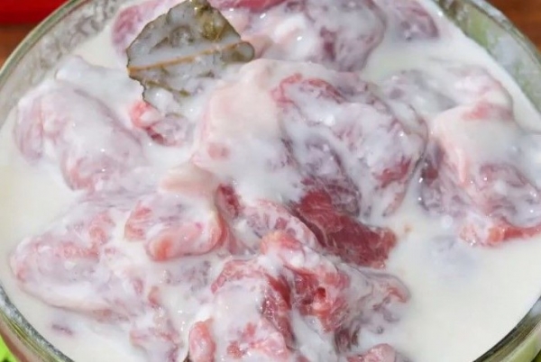 Как избавить свиное мясо от неприятного аромата и спасти продукт