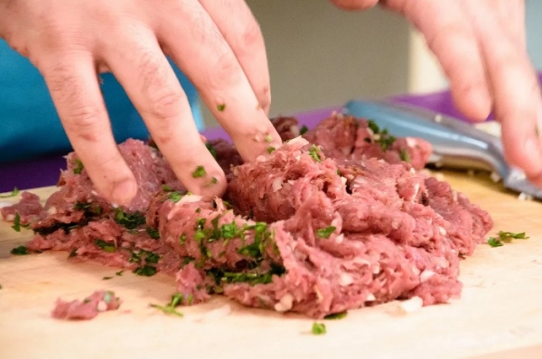 Как избавить свиное мясо от неприятного аромата и спасти продукт