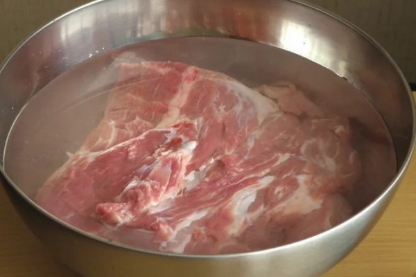 Как избавить свиное мясо от неприятного аромата и спасти продукт