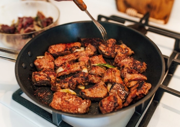 Как избавить свиное мясо от неприятного аромата и спасти продукт