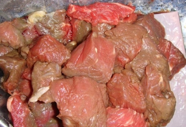 Как избавить свиное мясо от неприятного аромата и спасти продукт
