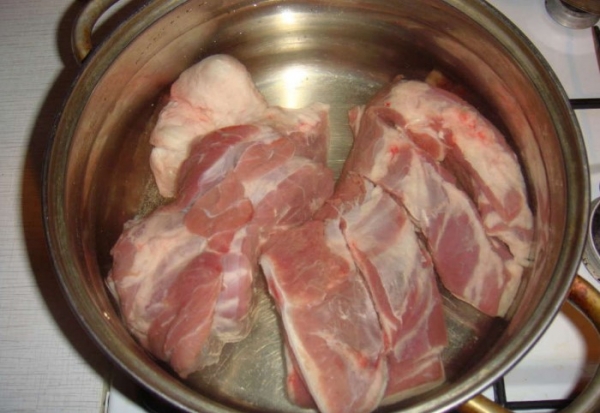 Как избавить свиное мясо от неприятного аромата и спасти продукт