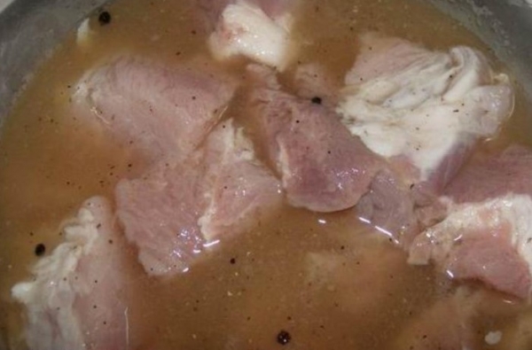 Как избавить свиное мясо от неприятного аромата и спасти продукт