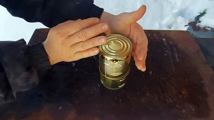 Тепло в палатке и еда согрета. Как сделать простую печку из банок